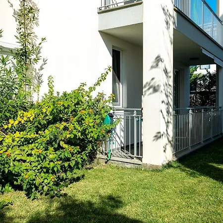 Beach, Pool & Garden アパート Tale