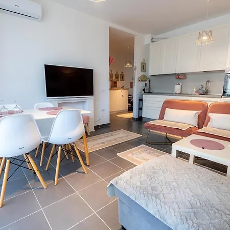 Beach, Pool & Garden アパート Tale