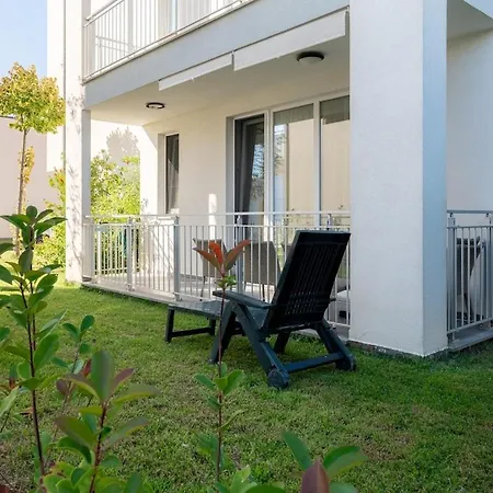 Beach, Pool & Garden アパート *