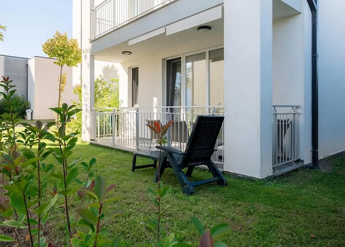 Beach, Pool&garden Appartement *